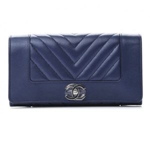 CHANEL Sheepskin Chevron Quilted
Mademoiselle Vintage Flap Wallet Navy